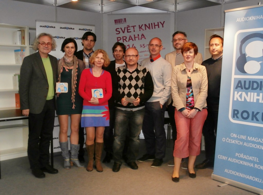 Společná fotografie oceněných za audioknihy vydané v roce 2013