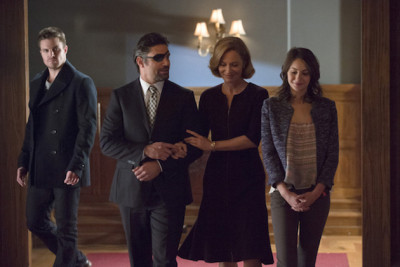 Arrow -- "The Promise" -- Image AR215a_0356b -- Pictured (L-R): Stephen Amell as Oliver Queen, Manu Bennett as Slade Wilson, Susanna Thompson as Moira Queen and Willa Holland as Thea Queen -- Photo: Cate Cameron/The CW -- © 2014 The CW Network, LLC. All Rights Reserved.