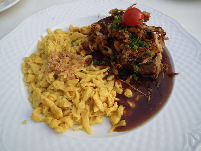 640px-Zwiebelrostbraten_mit_Spätzle